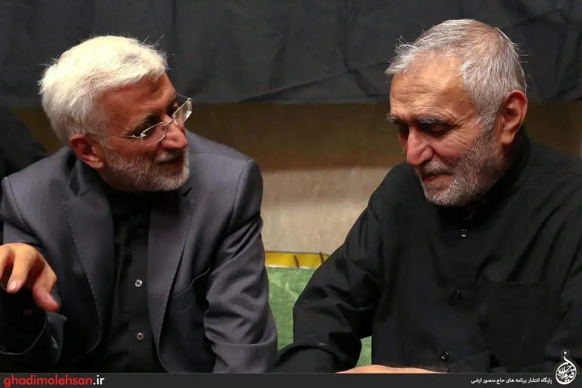 جلیلی پای روضه کدام مداح نشست؟/ عکس