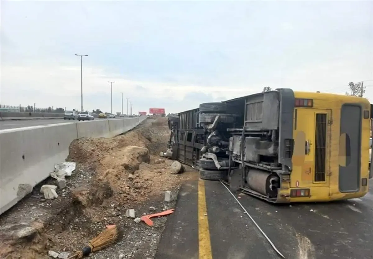 واژگونی اتوبوس در اتوبان تهران-قم/ ۶ نفر مصدوم شدند