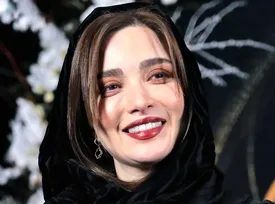 بهنوش طباطبایی با چادر گلگلی در کنار «عباس کیارستمی/ عکس