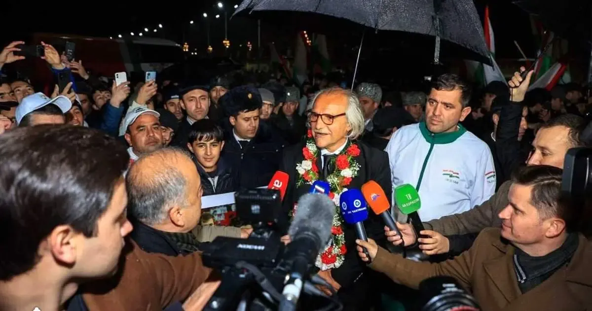 یک مربی کروات جایگزین گل‌محمدی شد