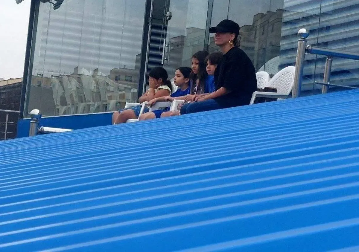 خانواده رافائل سیلوا و دختر نکونام در تمرین آبی‌ها / عکس