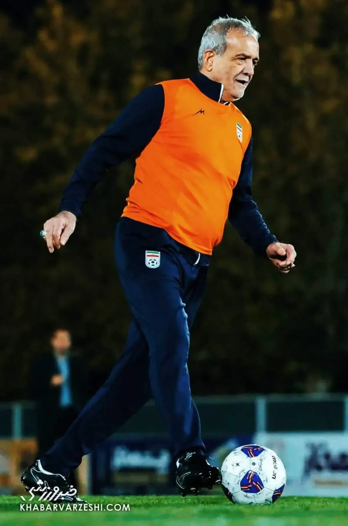 پزشکیان پا به توپ شد/عکس