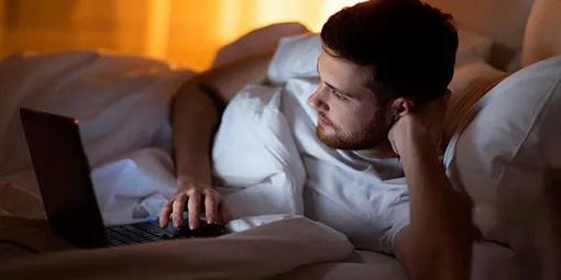 اگر شب‌ها کم یا دیر می‌خوابید، دیابت نوع ۲ در کمین‌ است