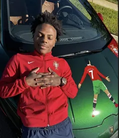 عکس/ خوشحالی رونالدو روی ماشین بلاگر مشهور