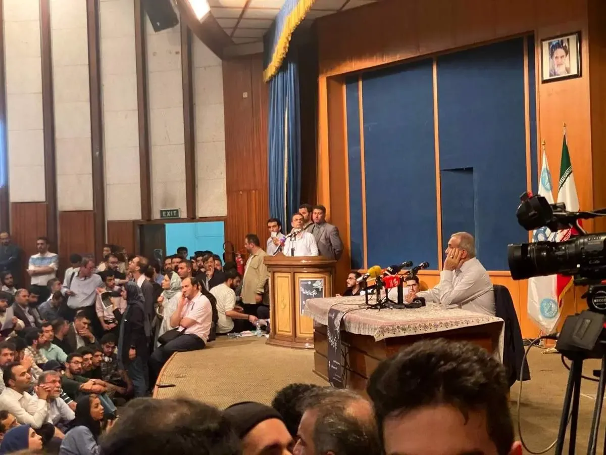 پزشکیان دانشگاه تهران را تکان داد/ موج عظیم دانشجویان در سالن/عکس