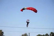 چترباز آمریکایی در حال تمرین فرود در جزیره خارک!/ فیلم