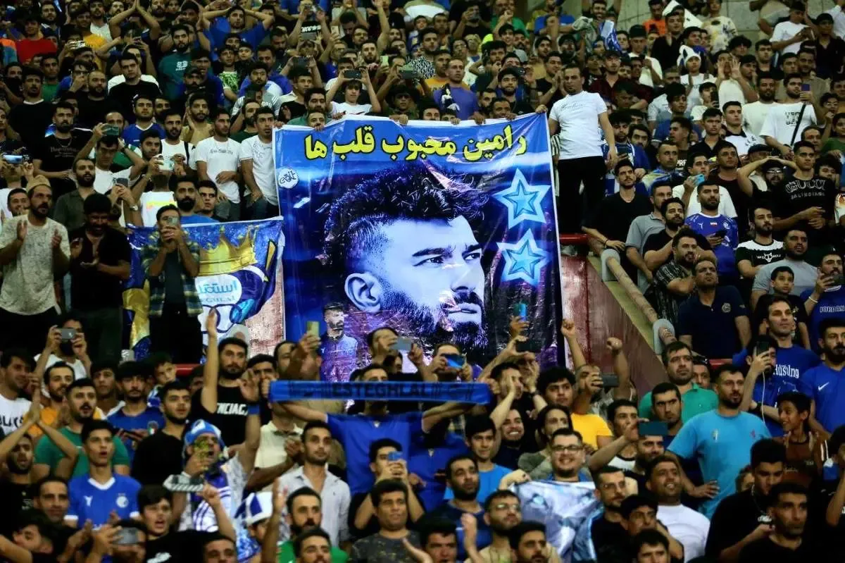 باورنکردنی‌ترین بنر ممکن در دستان استقلالی‌ها!/ عکس