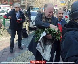 اقدام جالب یک شهروند مقابل حسینیه ارشاد/ عکس