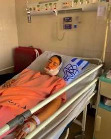 بازیگر «ستایش» روی تخت بیمارستان/ عکس