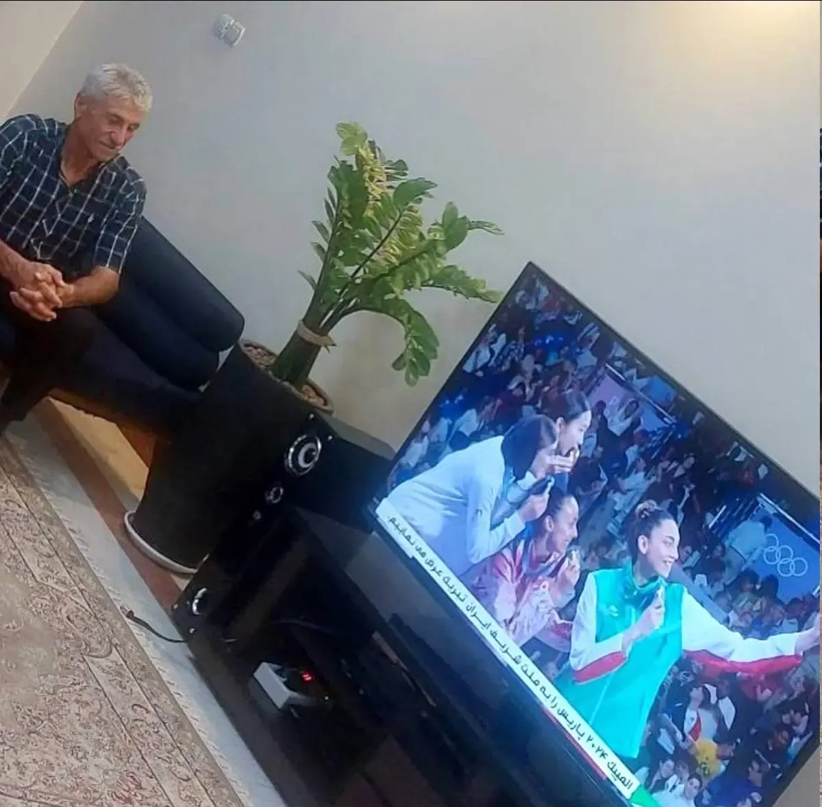 شوق پدر ناهید کیانی هنگام تماشای تاریخ‌سازی دخترش/ عکس