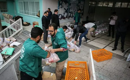 تهیه و توزیع مردمی سبد مواد غذایی برای نیازمندان در آستانه نوروز/عکس:اصغر خمسه