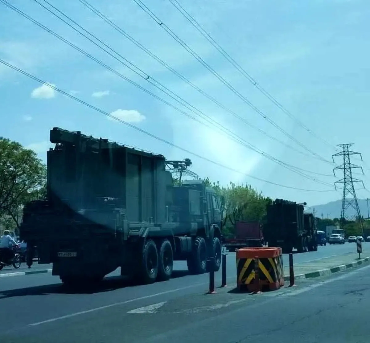 انتقال سامانه جنگ الکترونیک پیشرفته کراسنوخای روسیه در بزرگراه یاسینی تهران/ عکس