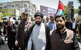 گفتگوی میثم خامنه‌ای فرزند رهبر انقلاب با علم ‌الهدی در مصلی تهران/ فیلم