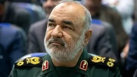 حضور سردار سلامی بر مزار دختر کاپشن صورتی/ فیلم