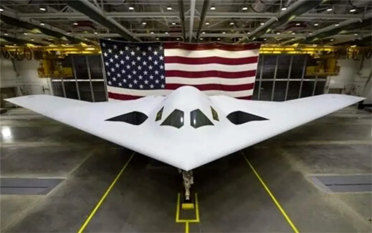 تصاویر جدید از بمب‌افکن مرموز آمریکایی در آشیانه/ اولین نمونه از این بمب‌افکن قرار است 2027 بکار گرفته شود