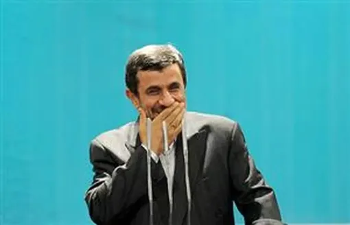 از انگلیسی صحبت کردن احمدی‌نژاد با مجری تا ماجرای آشنایی با همسر و بغل کردن مادر چاوز!
