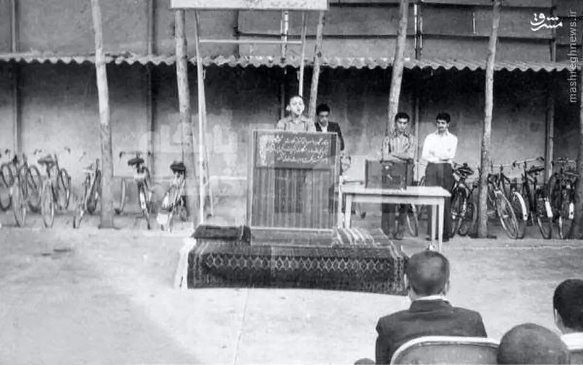 تصویری از کودکی محمدجواد ظریف در حال سخنرانی/ عکس