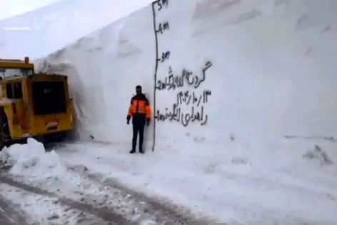 دیوار ۵ متری برف در گله‌بادوش الیگودرز + فیلم