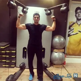 ببینید | ورزش و وزنه زدن خواننده معروف | او یک بدنساز حرفه‌ای است