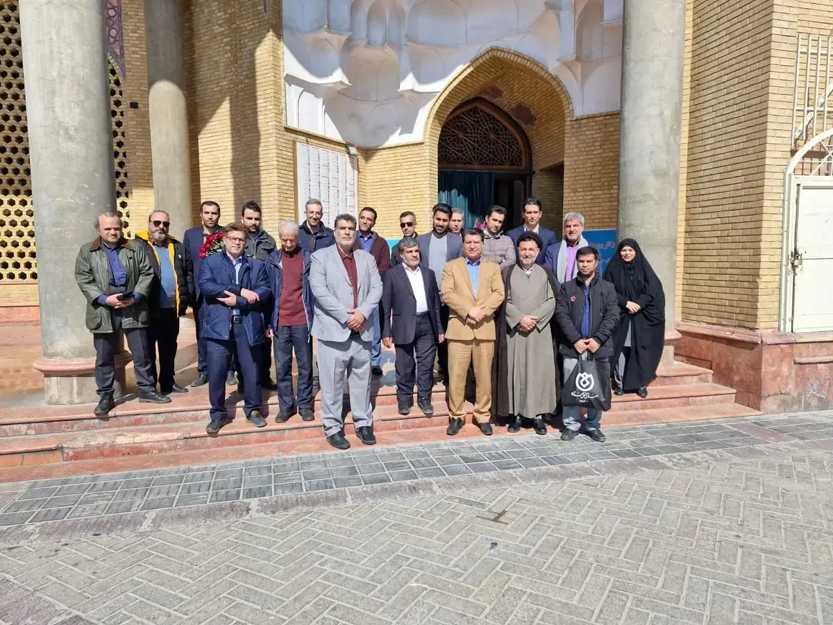 تجدید میثاق مدیر عامل و همکاران صندوق قرض الحسنه شاهد در سالروز تاسیس بنیاد شهید و روز شهید با آرمانهای شهدا با حضور در بهشت الزهرا