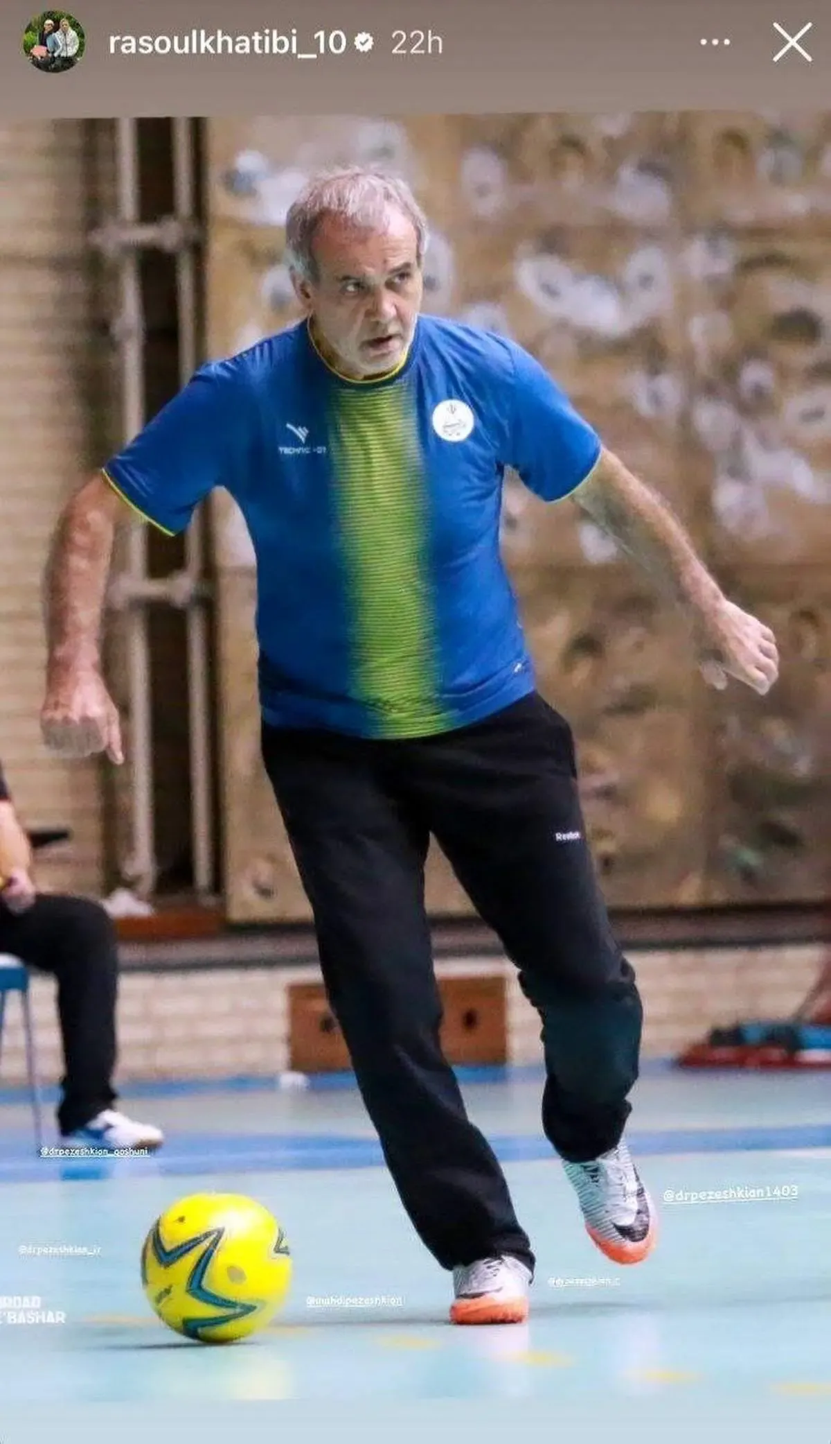 مسعود پزشکیان پا به توپ شد/ عکس