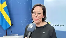 حمله به وزیر خارجه سوئد با گوجه و پیاز