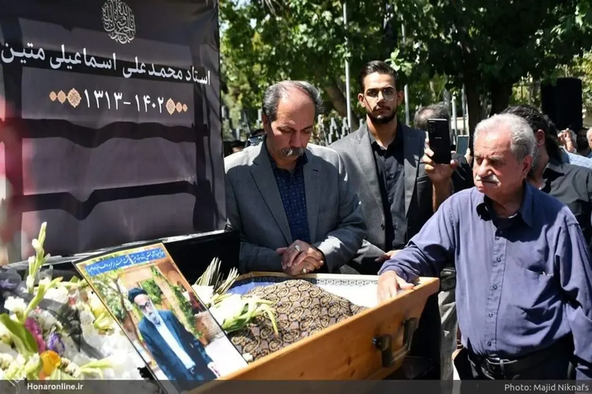 ببینید | حضور هنرمندان در مراسم تشییع استاد موسیقی ایران | همنوایی سراج و محمد موسوی در ادای احترام به محمد اسماعیلی