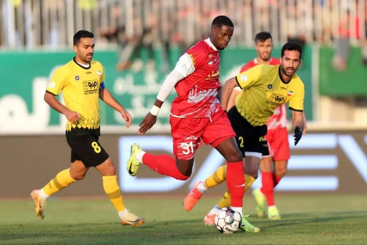 دیدار حساس پرسپولیس و سپاهان در هوای بهاری اصفهان