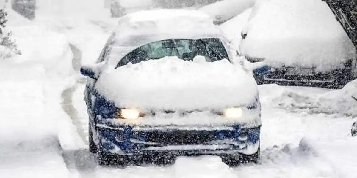 ببینید/ گرفتار شدن دهها خودرو ناشی از بارش برف مرز تمرچین