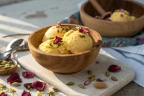طرز تهیه بستنی سنتی زعفرانی خوشمزه و مجلسی برای روزهای گرم