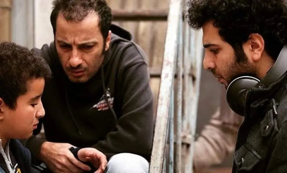 ببینید / 25 بار سیلی زدن نوید محمدزاده به پسر جوان!