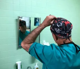 عکس هایی از پزشکیان در اتاق عمل با لباس جراحی/ تصاویر