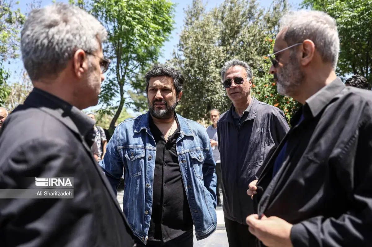 درگیری حامد بهداد در مراسم تشییع زری خوشکام/ فیلم