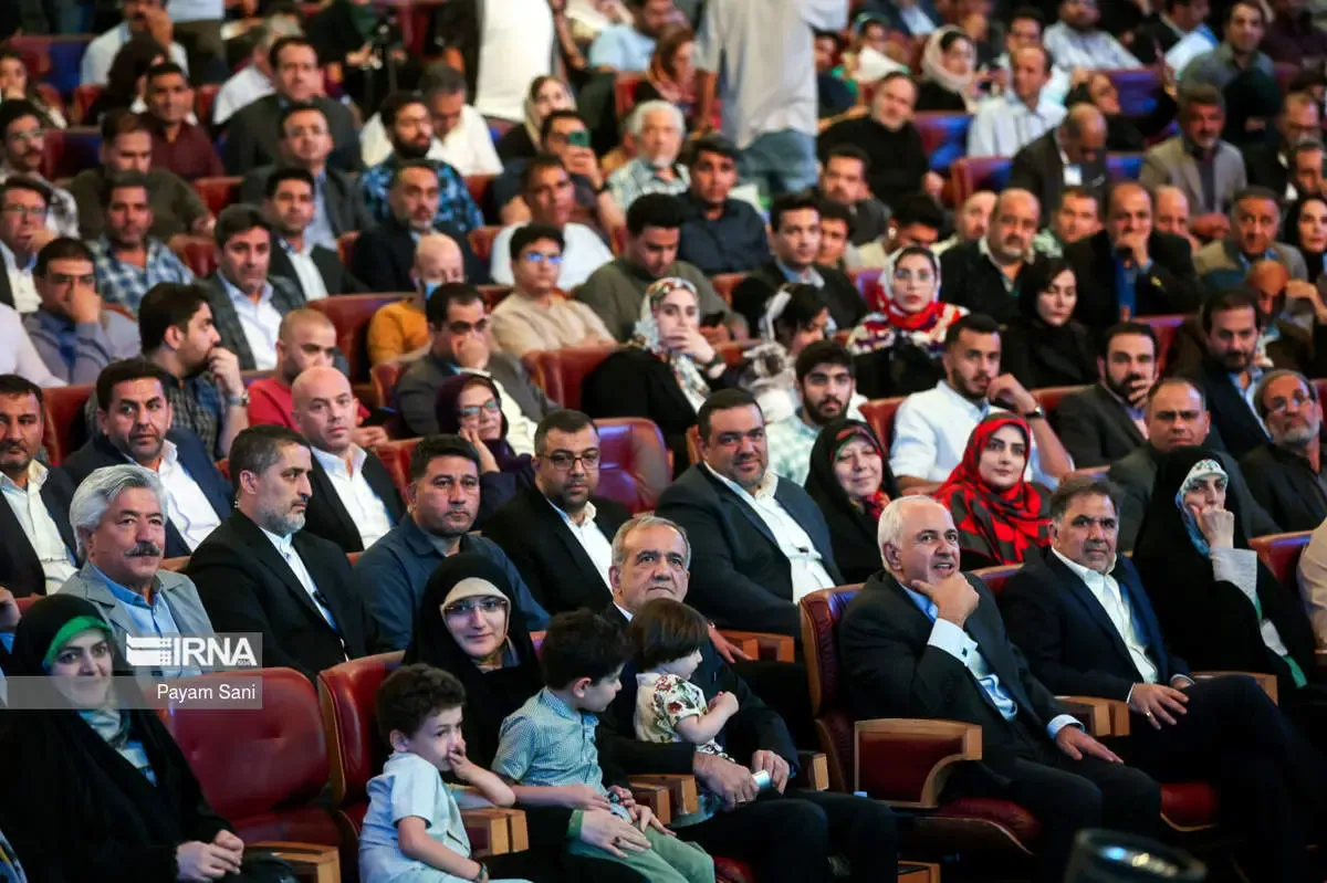 توجه و محبت مسعود پزشکیان به نوه هایش/ عکس