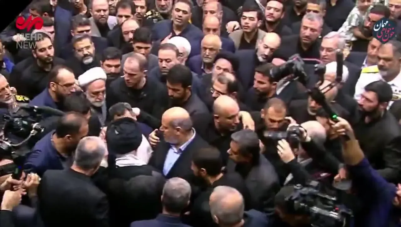 گفت و گوی رهبر انقلاب با خانواده اسماعیل هنیه در مراسم تشییع/ببینید