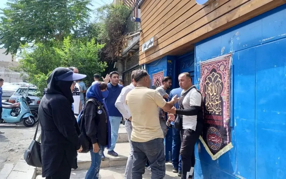 ببینید | حمله هواداران استقلال به خطیر به خاطر نکونام