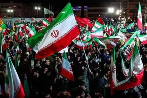 کنایه یک مداح در تجمع شبانه به امام جمعه رشت/ با حرف‌های مفت خون آقا را پایمال نکنید