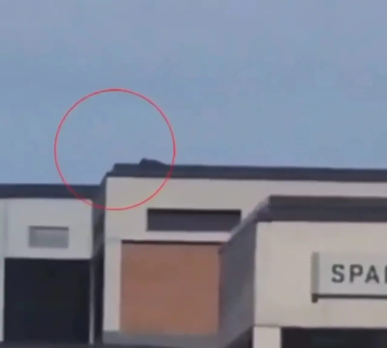 یک تک‌تیرانداز حرفه‌ای ضارب چارلی کرک/ ببینید