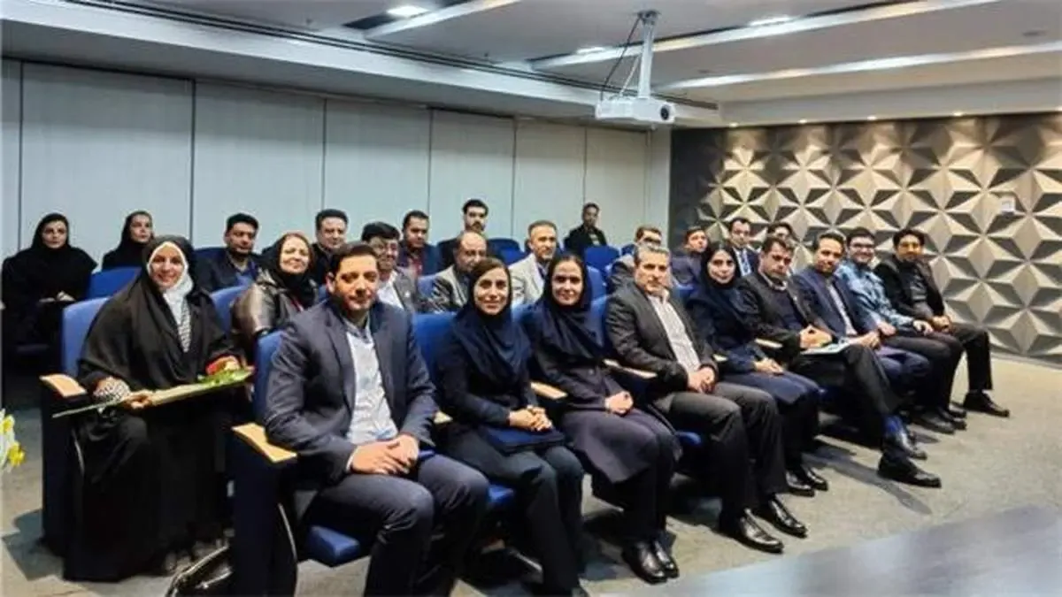 تقدیر از همکاران و نمایندگان منطقه ۵ در جلسه هم اندیشی مدیریت بیمه های مسئولیت