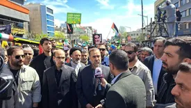 وزیر دفاع بدون پوشش نظامی بین مردم آمد ؛ قالیباف و دریادار سیاری در جمع راهپیمایان روز قدس