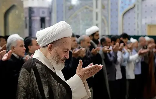 چه کسی بر پیکر رهبر شهید نماز می‌خواند؟