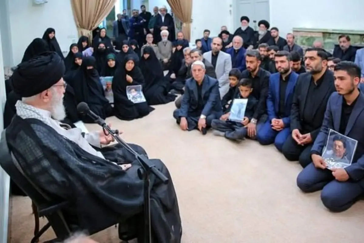 رهبر انقلاب: تشییع باشکوه شهدا نشان داد که ملت ایران زنده است