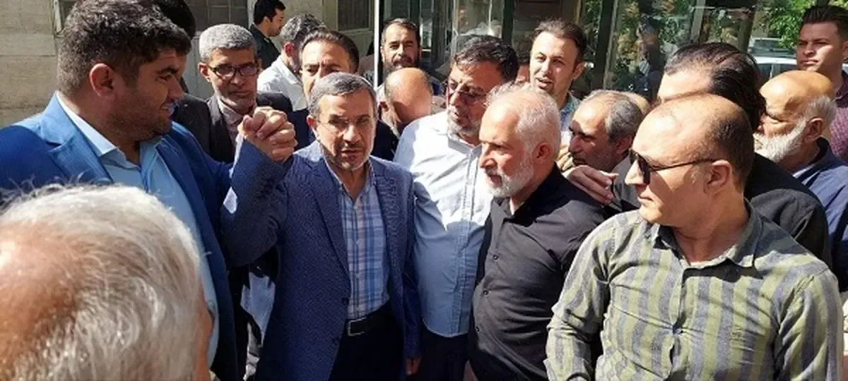 تجمع هوداران احمدی نژاد در مقابل وزارت کشور/ شعار  هواداران چه بود؟