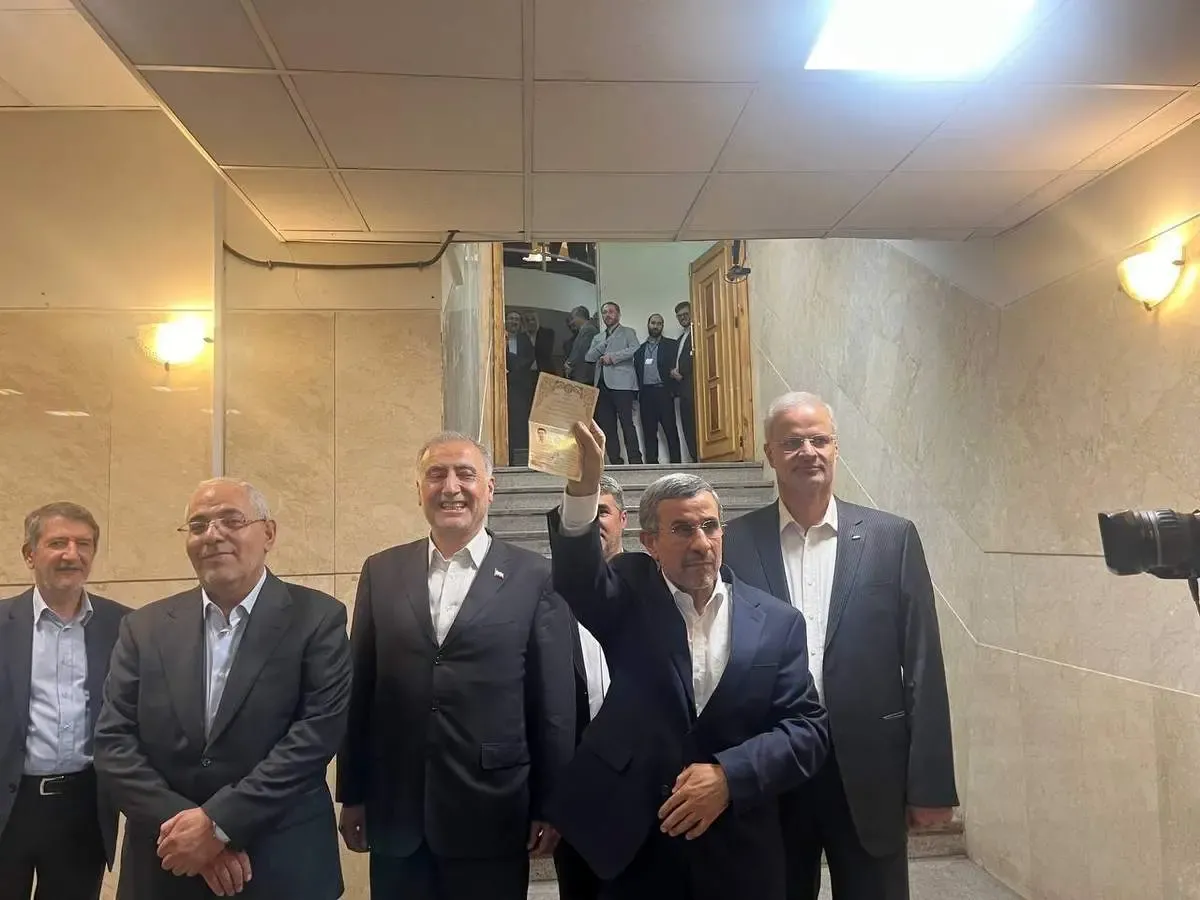 احمدی‌نژاد در ستاد انتخابات شوخی عجیب کرد!/ فیلم