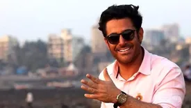 ببینید | محمدرضا گلراز و گربه محبوبش در برج خلیقه