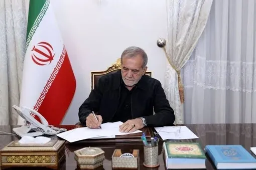 رئیس‌جمهور: وقتی پای ایران در میان باشد ما یک ملت، یک مشت گره‌کرده و یک قلب تپنده‌ایم