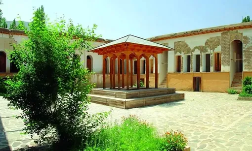 دیدن این خانه یکی از آرزوهای طبیعت گردها است/ پدربزرگم برایم قصر و قلعه ساخته