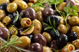 تفاوت بین زیتون سبز و سیاه چیست؟