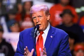 تصاویری متفاوت از جوانی ترامپ  / عکس