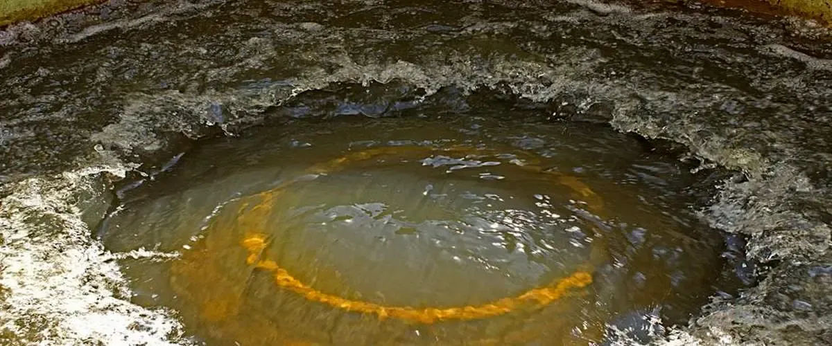 ببینید | سقوط هولناک در چاه آب وسط خیابان